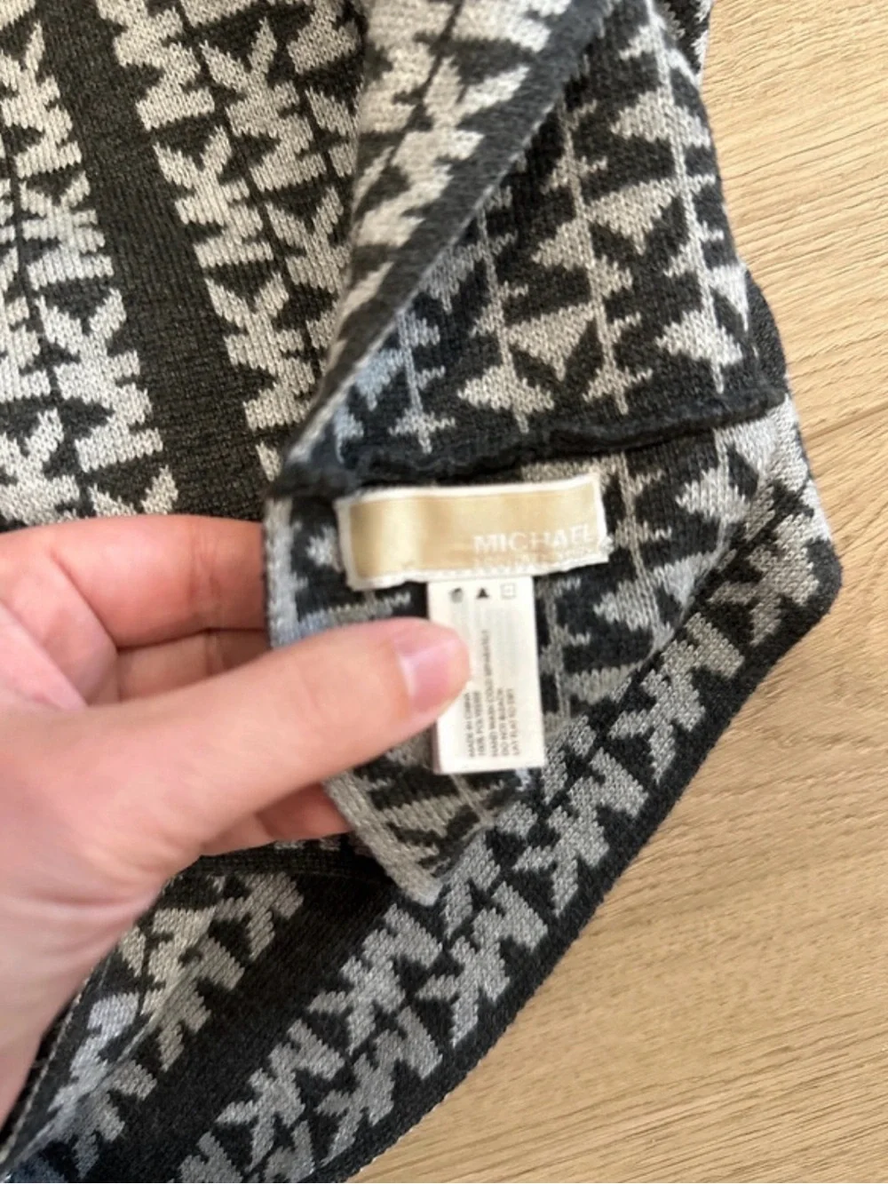 Michael Kors Black and Gray Houndstooth Knit Scarf